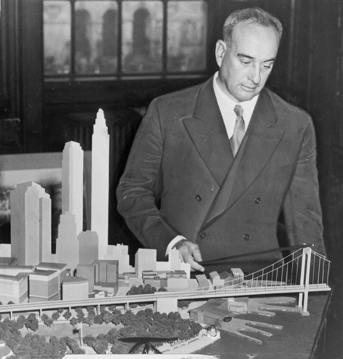1200px-Robert_Moses_with_Battery_Bridge_model